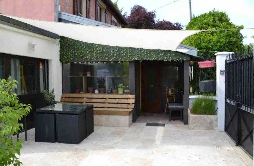 Leleka Hostel Esbly Exteriör bild